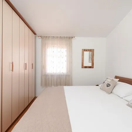 Lola Maria 2 Apartment